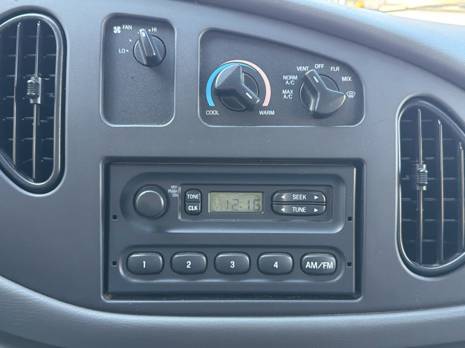 2004 Ford Econoline Commercial Cuta E-450 Super Duty 158" WB DRW