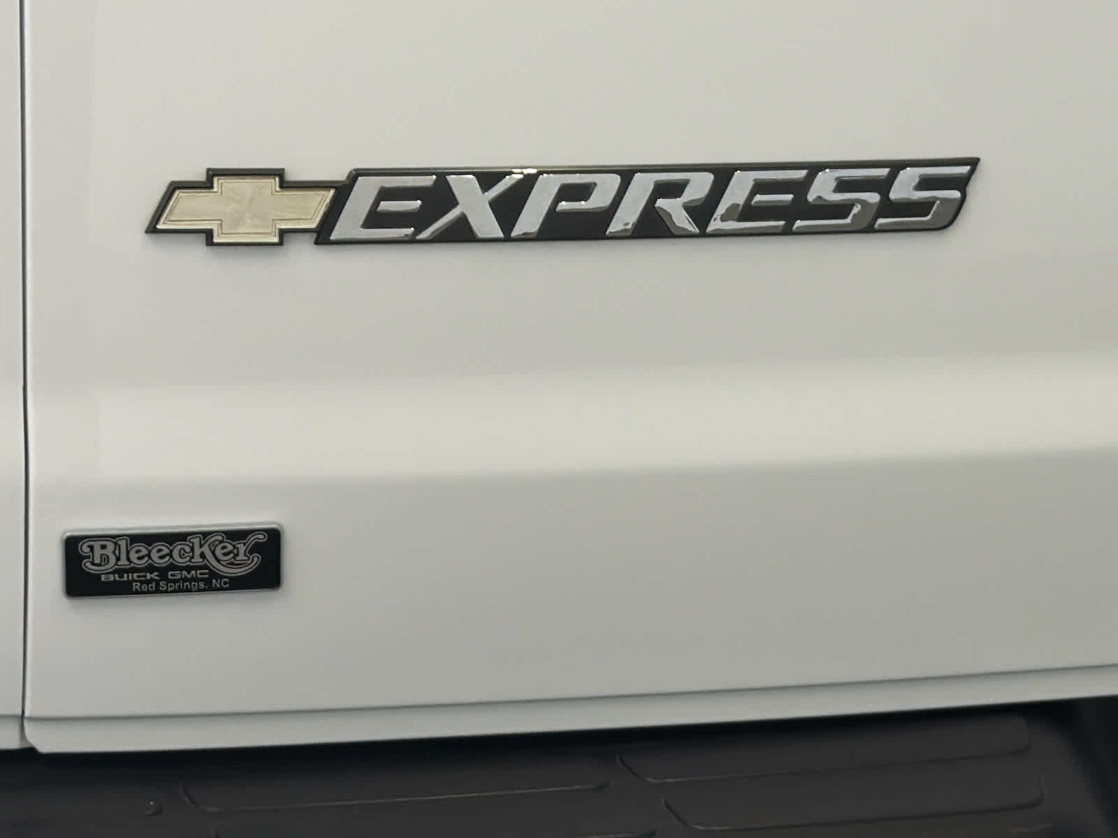 2023 Chevrolet Express Passenger 3500 1LS