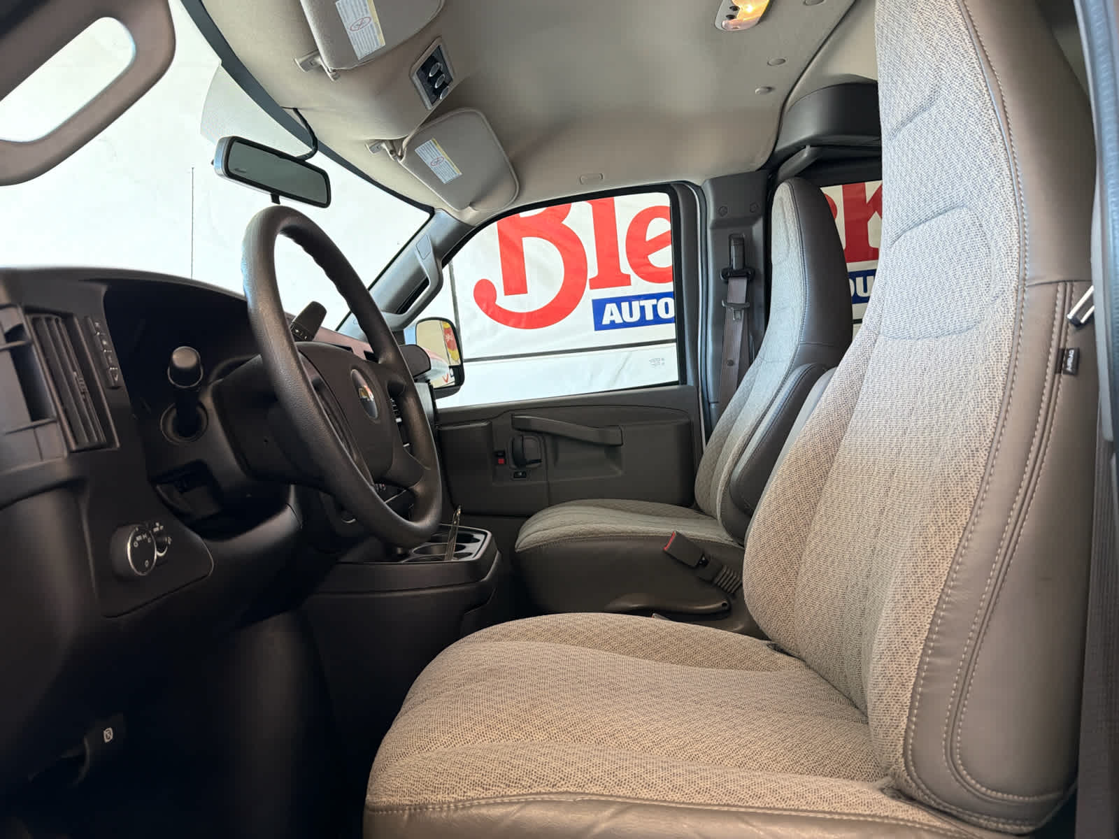 2023 Chevrolet Express Passenger 3500 1LS