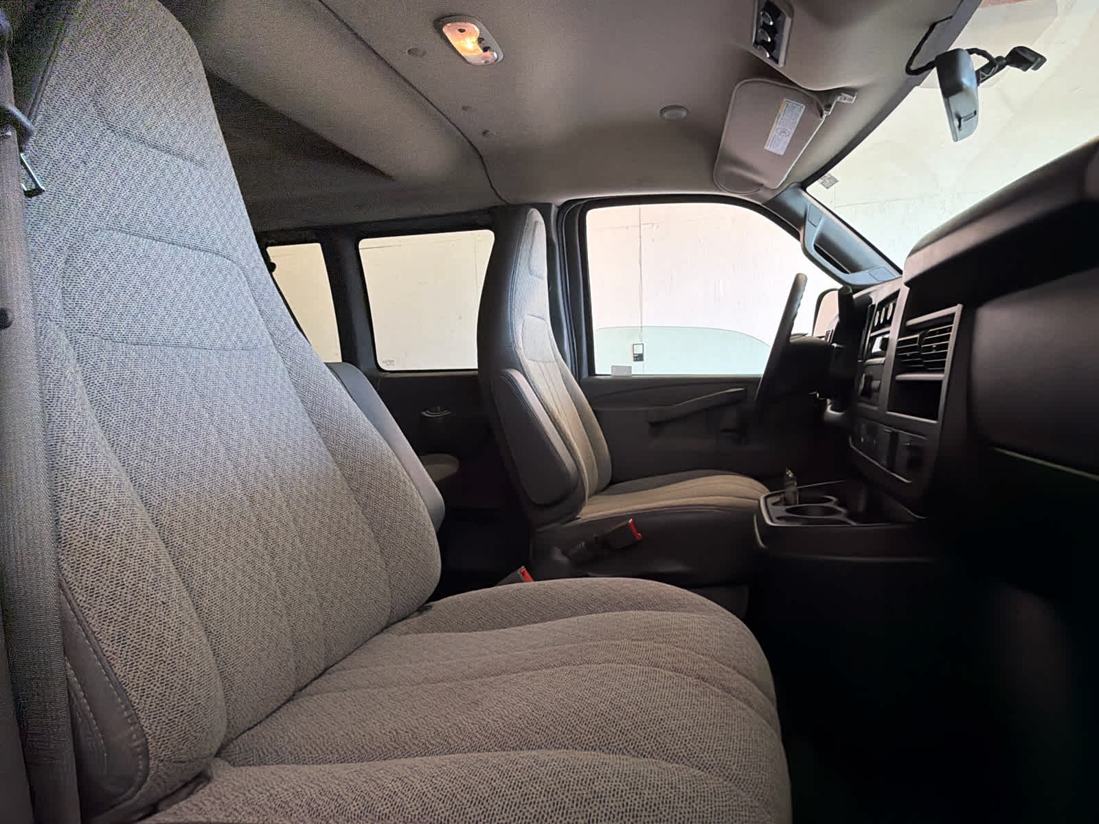2023 Chevrolet Express Passenger 3500 1LS