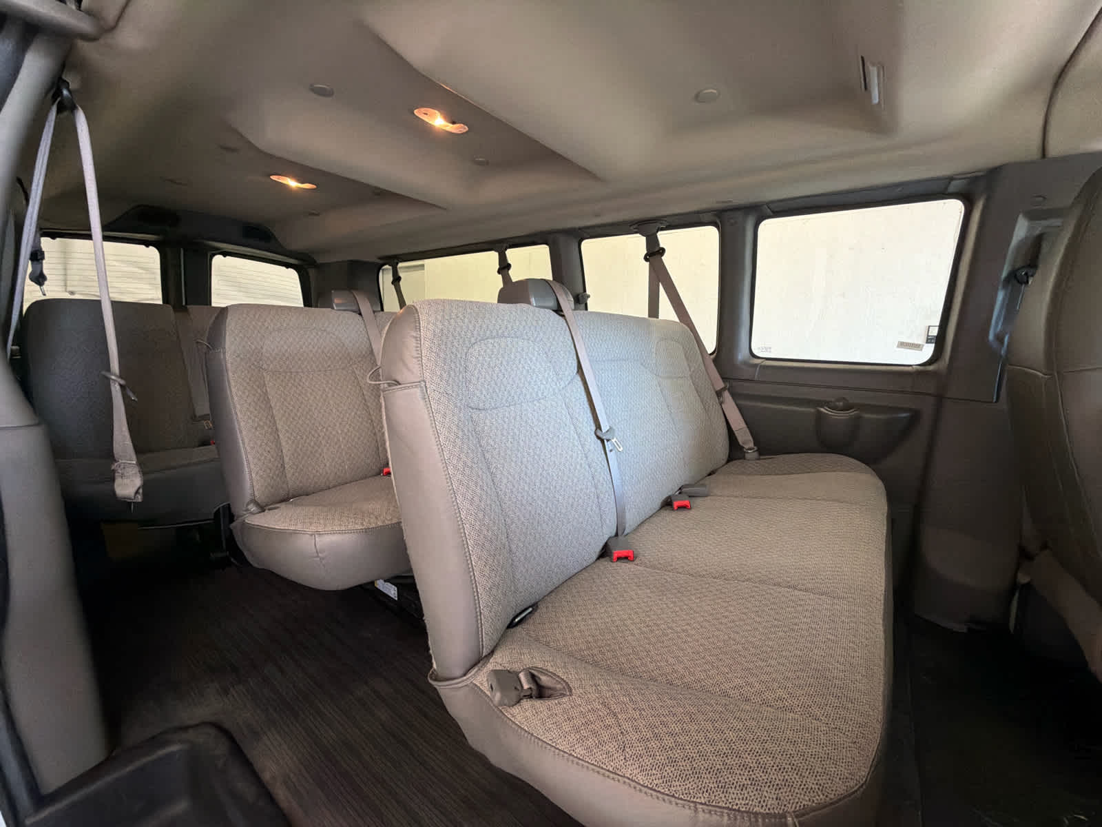 2023 Chevrolet Express Passenger 3500 1LS