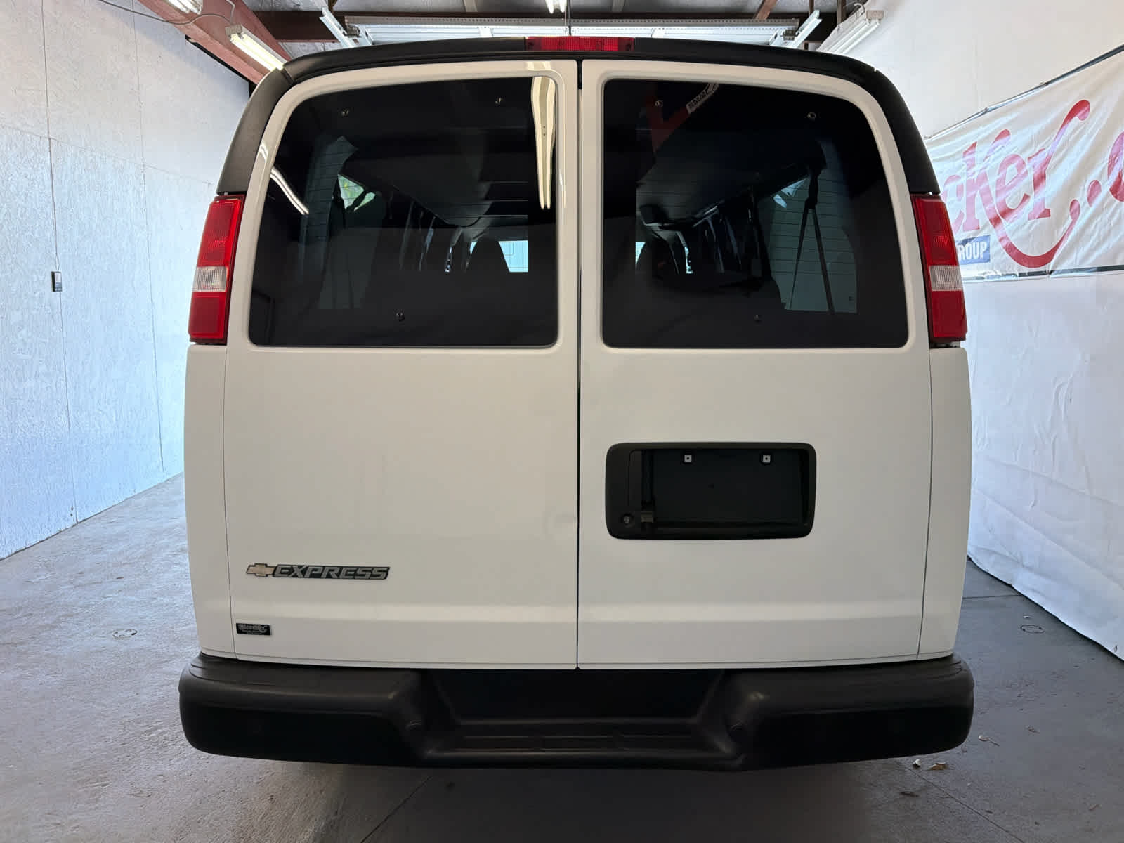 2023 Chevrolet Express Passenger 3500 1LS