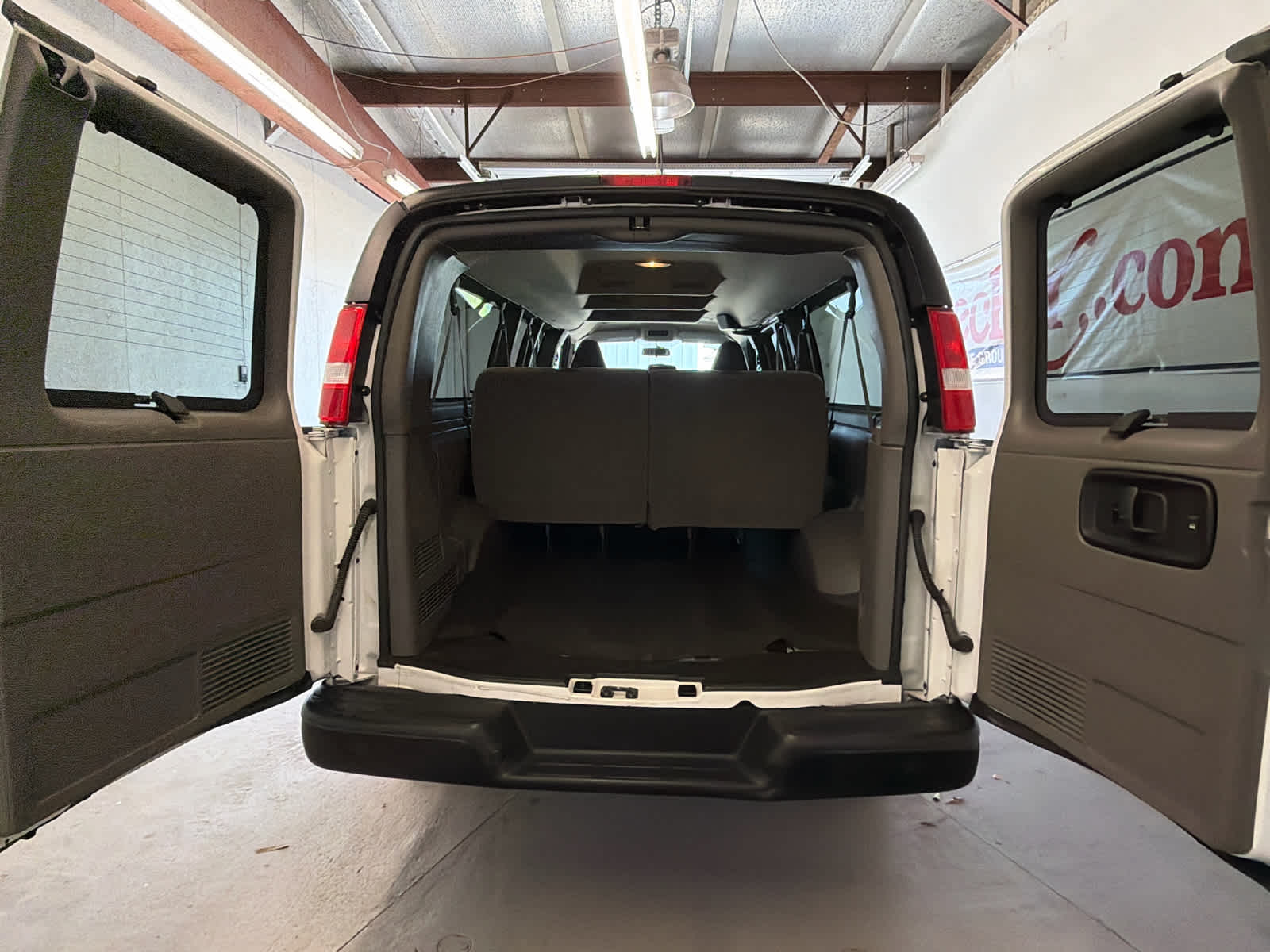 2023 Chevrolet Express Passenger 3500 1LS