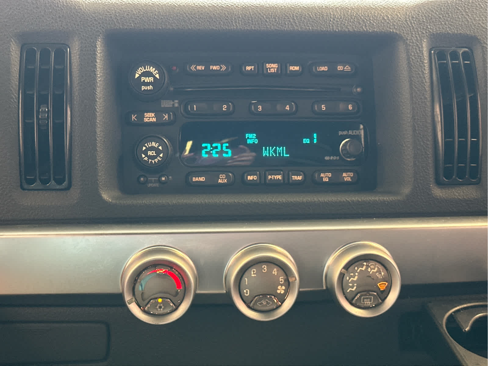 2004 Chevrolet SSR LS