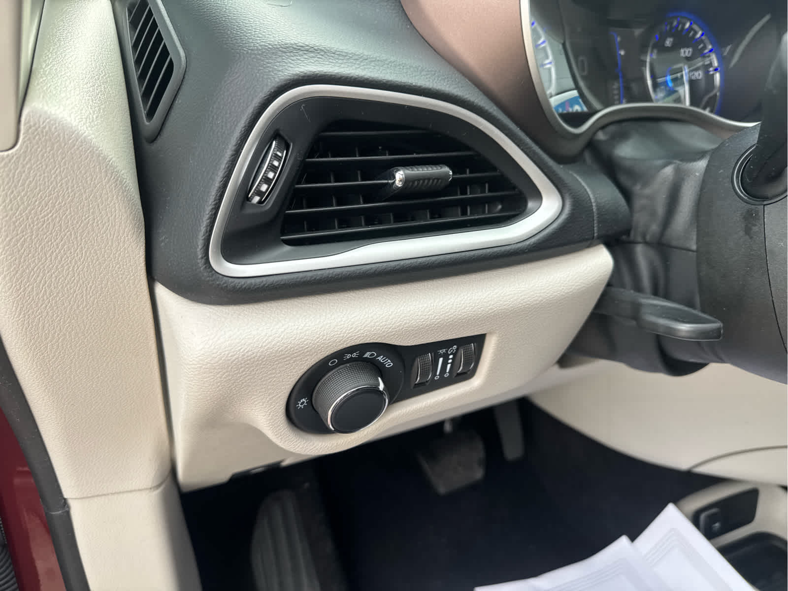 2023 Chrysler Voyager LX