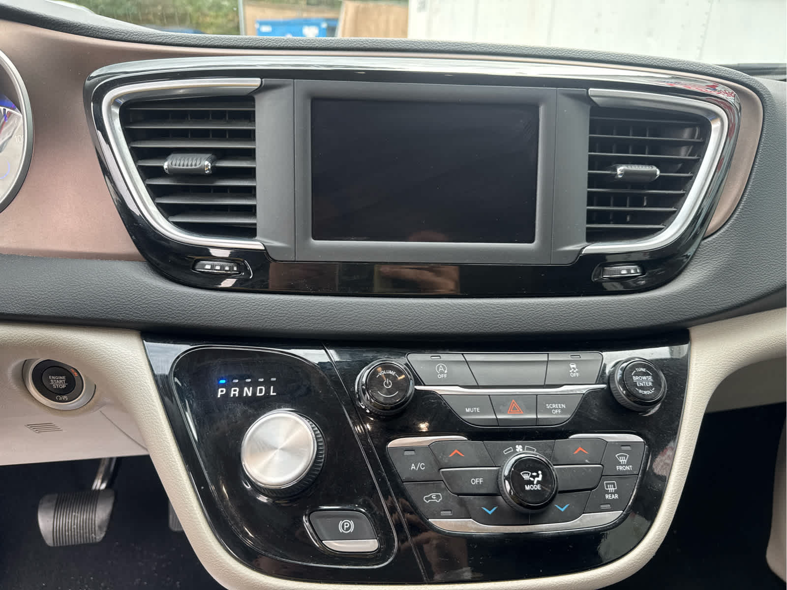 2023 Chrysler Voyager LX