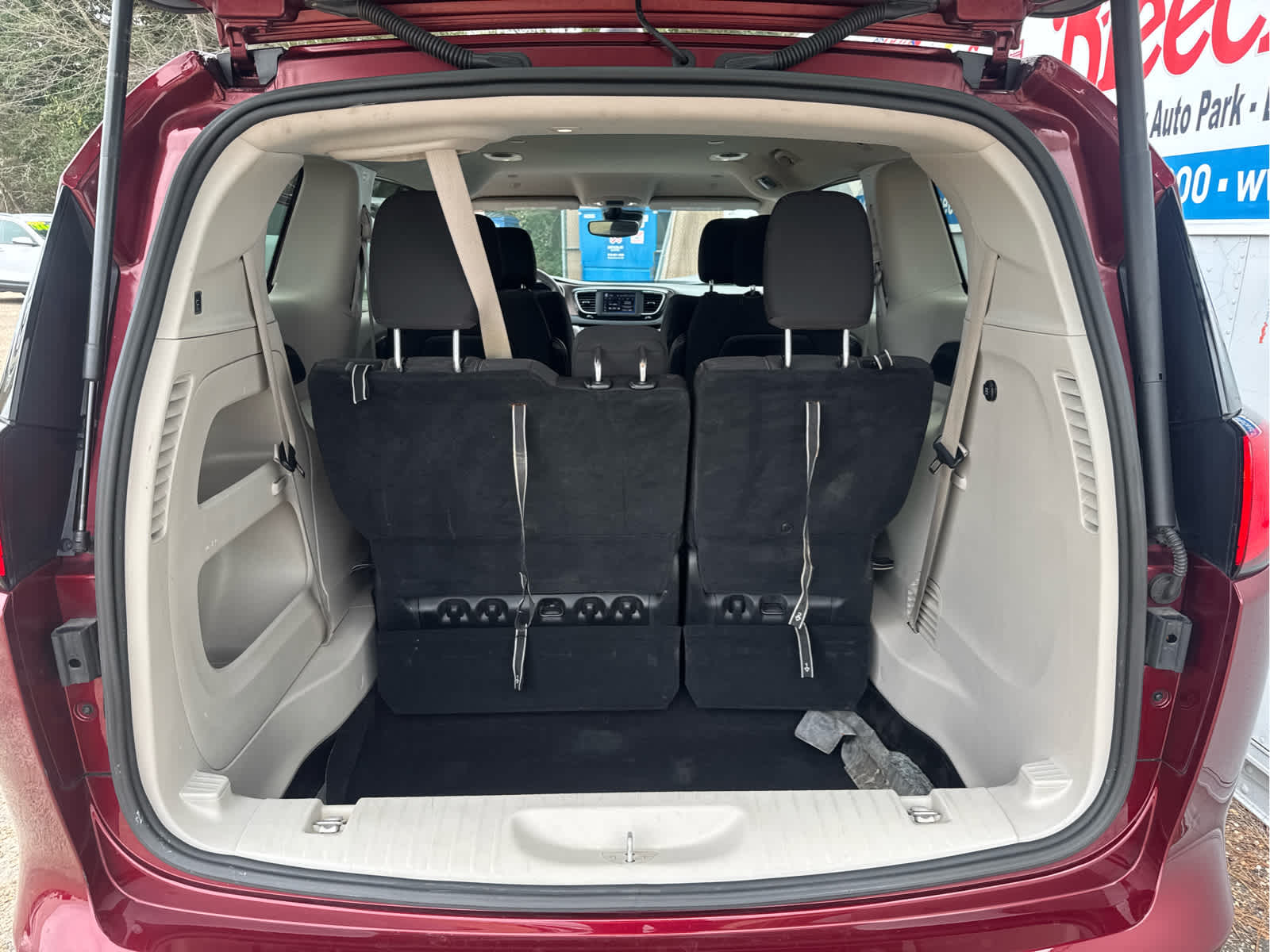 2023 Chrysler Voyager LX