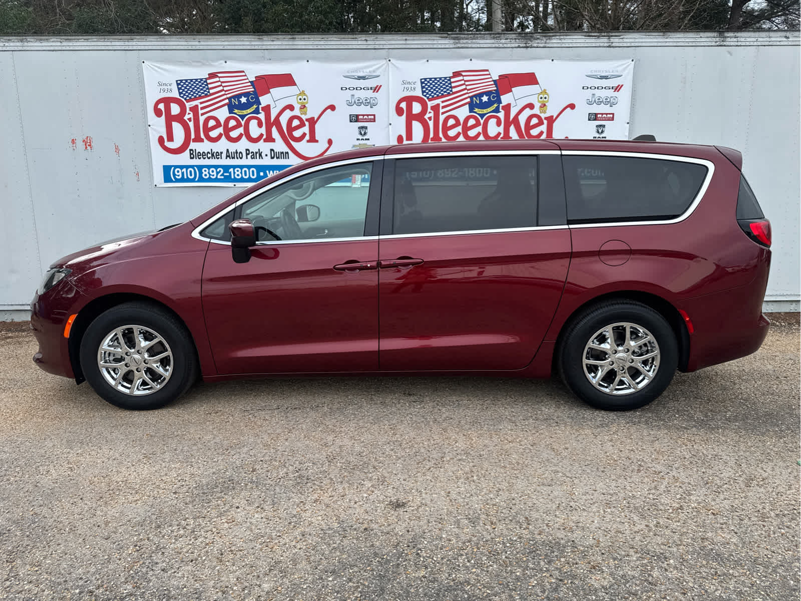 2023 Chrysler Voyager LX